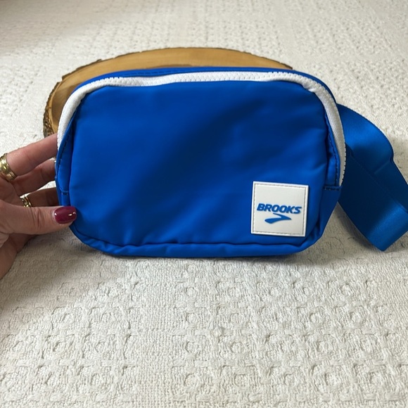 Brooks Blue Belt Bag with Streamlined Design 8x5 - Picture 2 of 6